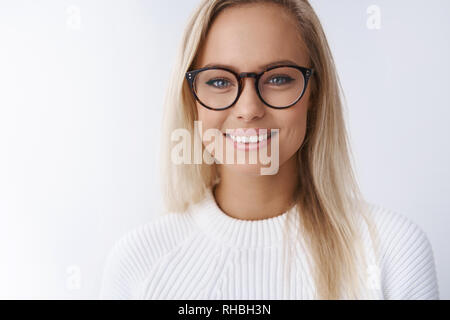 Elegante attraktive junge geschäftsfrau in Gläsern lächelt erfreut, mit neuen Rahmen von Brillen Blick freundlich fröhlich zu Kamera zufrieden erreichen Stockfoto