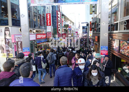 Takeshita Straße ist eine Fußgängerzone mit Boutiquen, Cafés und Restaurants in Harajuku in Tokio, Japan. Stockfoto