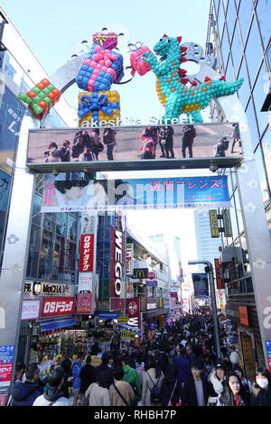 Takeshita Straße ist eine Fußgängerzone mit Boutiquen, Cafés und Restaurants in Harajuku in Tokio, Japan. Stockfoto