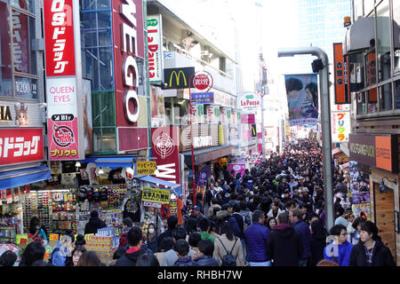 Takeshita Straße ist eine Fußgängerzone mit Boutiquen, Cafés und Restaurants in Harajuku in Tokio, Japan. Stockfoto