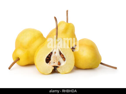 Gruppe von Reifen japanische Quitte Früchte isoliert auf weißem Stockfoto