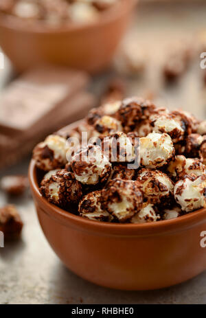 In der Nähe der Schüssel mit süße Schokolade Popcorn Stockfoto