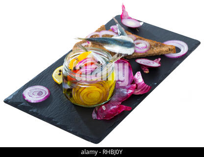 Gebeizt Sprotten in hausgemachten Marinade aus Olivenöl, Essig, Zitronensaft, Meersalz mit Gewürzen, Zwiebeln und Zuckerrüben mit Roggenbrot serviert. Über weiß Bac isoliert Stockfoto