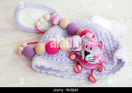 Gestrickte rosa gestreift Handarbeit gestaltete Katze. Kinder Spielzeug. Häkeln Muster. Handwerkliche Herstellung. Stockfoto