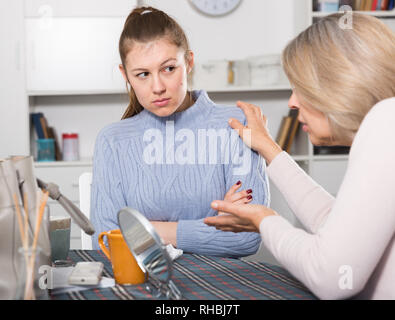 Ältere Mutter traurig erwachsene Tochter zu Hause Vorträge Stockfoto