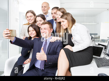Heiter erfolgreiche Geschäft Leute unter selfie in Coworking Space Stockfoto