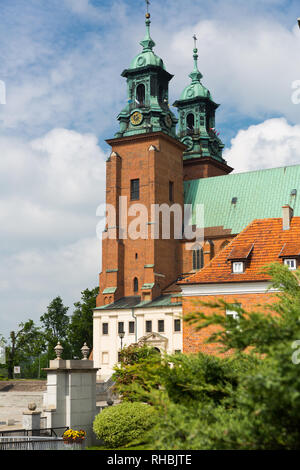 Ansicht der Römisch-katholischen Gnesen Kathedrale in sonniger Frühlingstag, Polen Stockfoto