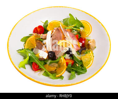 Bunter Salat von Ente Filets mit frischem Rucola, Tomaten, Zwiebeln, in Scheiben Parmesan, Trockenpflaumen und orange. Auf weissem Hintergrund Stockfoto