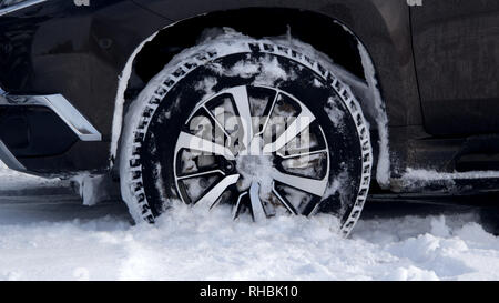 Das Auto Rad erhielt, bekam im tiefen Schnee Nahaufnahme klemmt Stockfoto