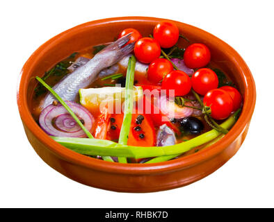 Fisher Suppe von Wittling mit Tomaten, roten Zwiebeln, Paprika, Frühlingszwiebeln mit Zitrone serviert, schwarze Oliven. Auf weissem Hintergrund Stockfoto