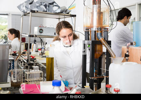 Studentin der Fakultät für Chemie in Forschung Labor Durchführen von Experimenten an Laborgeräte Stockfoto