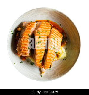 Lachs auf dem Grill, mariniert in Soße, Dill, Salz, Pfeffer und ein paar Tropfen Zitrone, serviert mit Kartoffeln. Auf weissem Hintergrund Stockfoto
