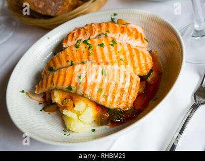 Lachs auf dem Grill, mariniert in Soße, Dill, Salz, Pfeffer und ein paar Tropfen Zitrone, serviert mit Kartoffeln Stockfoto