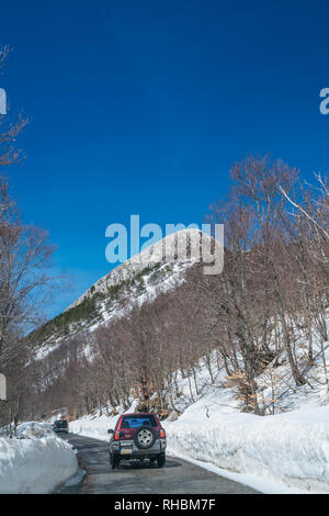 Nationalpark Lovcen, Montenegro - April 2018: Autos fahren auf einer schmalen Straße durch die wunderschöne Berglandschaft im Winter Stockfoto