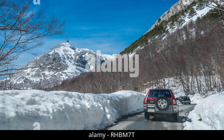 Nationalpark Lovcen, Montenegro - April 2018: Autos fahren auf einer schmalen Straße durch die wunderschöne Berglandschaft im Winter Stockfoto