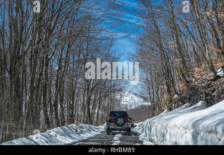 Nationalpark Lovcen, Montenegro - April 2018: Autos fahren auf einer schmalen Straße durch die wunderschöne Berglandschaft im Winter Stockfoto