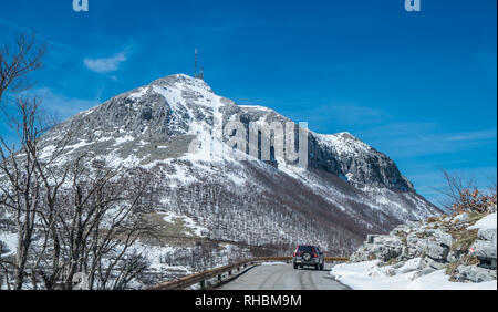 Nationalpark Lovcen, Montenegro - April 2018: Autos fahren auf einer schmalen Straße durch die wunderschöne Berglandschaft im Winter Stockfoto