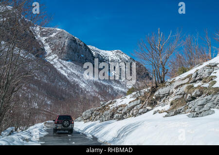 Nationalpark Lovcen, Montenegro - April 2018: Autos fahren auf einer schmalen Straße durch die wunderschöne Berglandschaft im Winter Stockfoto