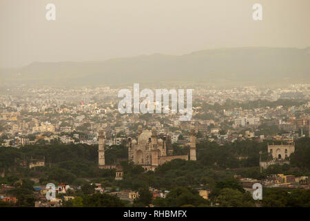 Anzeigen von Bibi Ka Maqbara von Berg, Aurangabad, Maharashtra, Indien Stockfoto