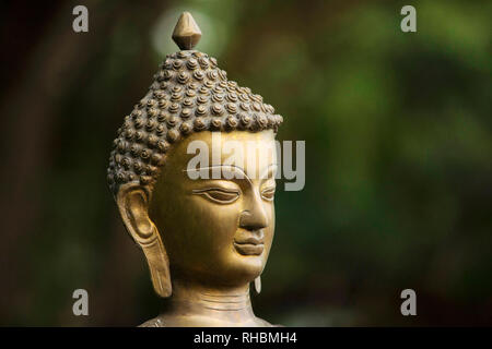 Bronzestatue von Gautama Buddha, Mumbai, Maharashtra, Indien Stockfoto