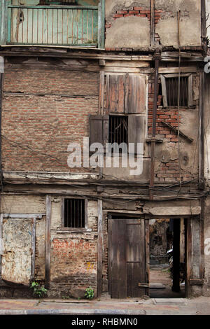 Alte heruntergekommene Gebäude in Pune, Maharashtra, Indien Stockfoto