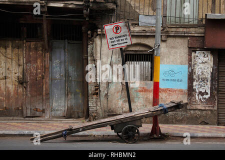 Hand Warenkorb in der Nähe einer alten heruntergekommenen Gebäude Pune, Maharashtra, Indien geparkt Stockfoto