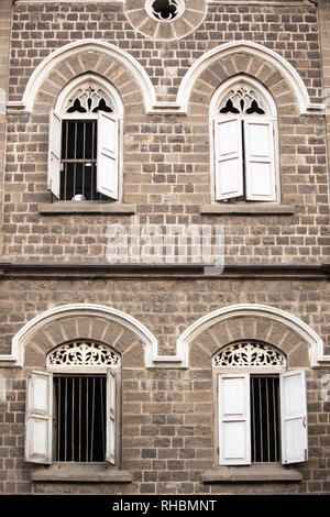 Windows im alten Teil von Pune, Maharashtra, Indien Stockfoto