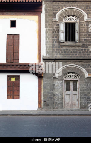 Alte und neue Windows im Gegensatz, Pune, Maharashtra, Indien Stockfoto