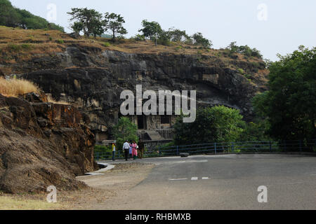 ELLORA, Mumbai, Maharashtra, Oktober 2018, Touristische an der Fassade des Cave 11, buddhistischen Höhlen Stockfoto