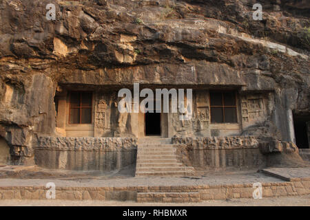 Außenansicht der Höhle 2, Eingang ist durch sehr große Bodhisattvas mit konvergierenden Zwerge flankiert, buddhistischen Höhlen von Ellora, Mumbai, Maharashtra Stockfoto