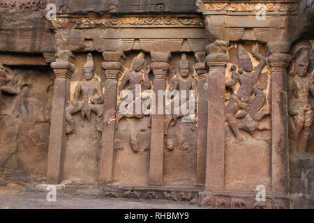 Die äußere Wand der Höhle 16, Detail der Fassade mit Karthikeya, Agni, Vayu, hinduistischen Höhlen von Ellora, Mumbai, Maharashtra Stockfoto