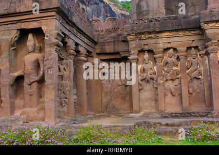 Äußere Mauer Höhle 16, Detail der Fassade mit Brahma in Front und Karthikeya, Agni, Vayu auf der Rückseite, hinduistischen Höhlen von Ellora, Mumbai, Maharashtra Stockfoto