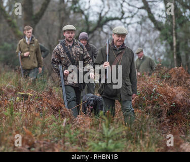 Gruppe von Jägern mit Gewehren zu Fuß Stockfoto