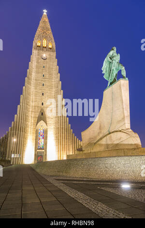 Hallgrimskirkja Dom Reykjavik Island bei Sonnenuntergang Dämmerung Stockfoto