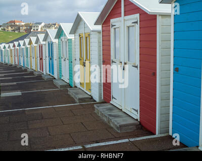 Farbenfrohe Strand Hütten auf Crooklets Beach in Bude, Cornwall Stockfoto