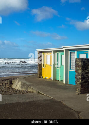 Farbenfrohe Strand Hütten auf Crooklets Beach in Bude, Cornwall Stockfoto
