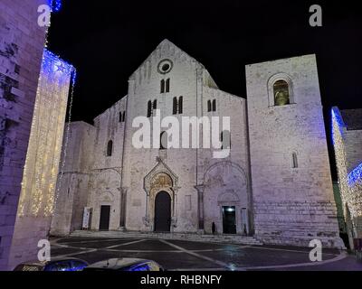Die Fassade der Basilika des Heiligen Nikolaus in der Nacht in Bari, Apulien - Italien Stockfoto