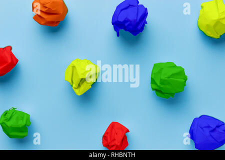 Bunte zerknittertes Papier. auf blauem Hintergrund Stockfoto