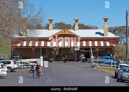 Der alte Bahnhof Millthorpe nun konvertiert, Geschäfte und ein Café. Stockfoto