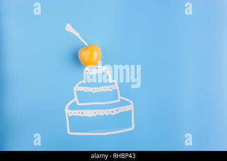 Kuchen auf blauen Hintergrund. Kirsche auf der Oberseite Stockfoto