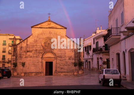 Malerische Madonna Della Greca Kirche und Regenbogen in Locorotondo, Italien Stockfoto