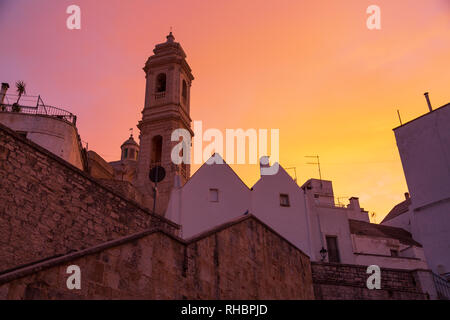 Malerische orange susnet und Altstadt Gebäude in Locorotondo, Region Apulien, Italien Stockfoto