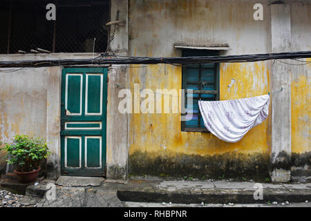 Ein kleines Haus in einer Gasse in der Altstadt von Hanoi, Vietnam Stockfoto