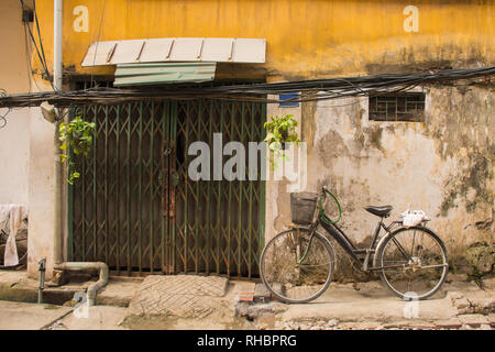 Ein kleines Haus in einer Gasse in der Altstadt von Hanoi, Vietnam Stockfoto