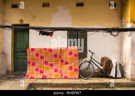 Ein kleines Haus in einer Gasse in der Altstadt von Hanoi, Vietnam Stockfoto