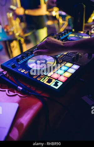 DJ spielt live und Mischen von Musik auf Drehsockel Konsole im Stadium der Night Club. Disk Jokey Hände auf einem Mischpult Station im Club Party. DJ-Mixer Stockfoto