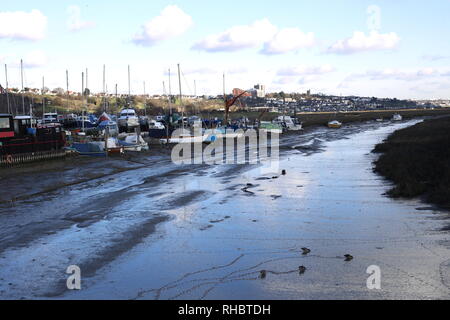 Bunte Boote in der Nähe von zwei Tree Island, Leigh-on-Sea, Essex, Großbritannien. Stockfoto