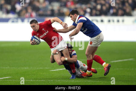 Wales' Josh Adams ist durch Frankreich Wesley Fofana (Mitte) und Damian Penaud während der Guinness sechs Nationen Match im Stade de France, Paris in Angriff genommen. Stockfoto