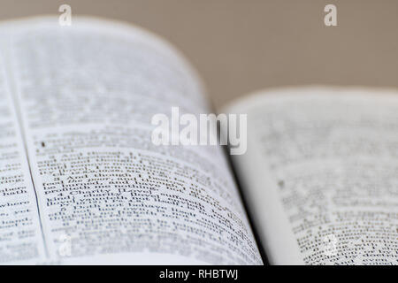Nahaufnahme auf die Bibel, die Heilige Schrift. Buch der 1.Korinther Kapitel 13. Populäre Hochzeit Vers. Stockfoto