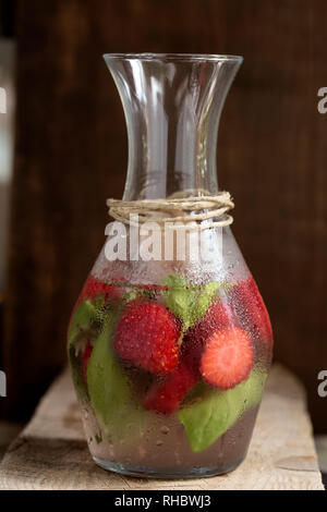 Detox Drink mit Erdbeeren und Basilikum Stockfoto